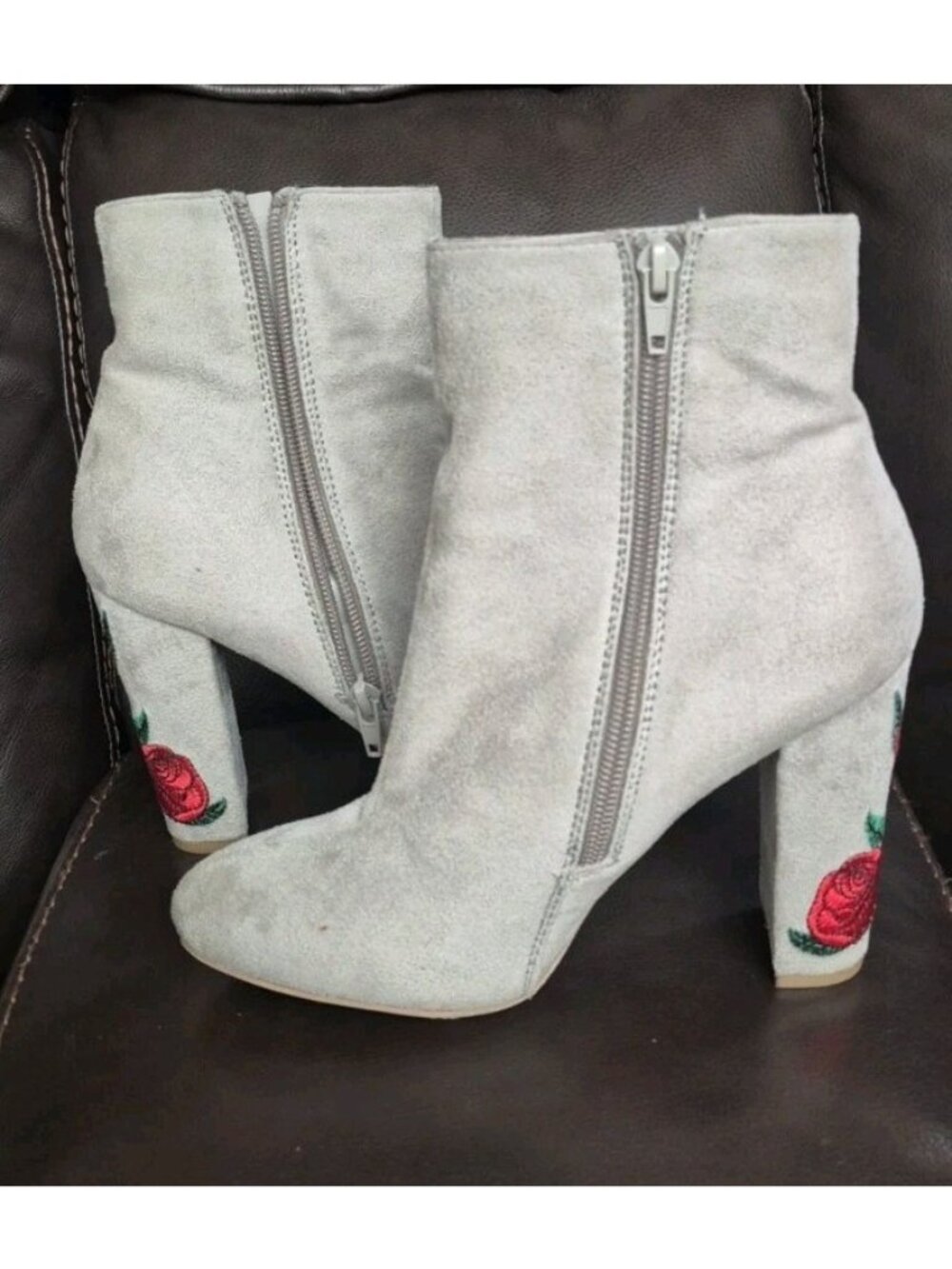 Wild Diva Boot Gray Suede Red Embroidered Roses Heeled Zip Women's Size 7 - Picture 4 of 9